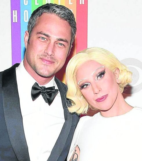 Taylor Kinney y Lady Gaga llevan juntos desde 2011. A la derecha, el anillo de compromiso que le regaló el pasado sábado y que rápidamente colgaron en internet :: AFP