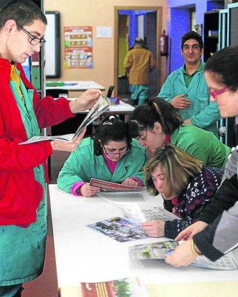 Los usuarios elaboraron un calendario dentro del programa de actividades del centro. :: Juan carlos Román
