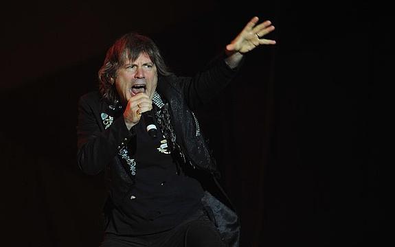 El cantante de Iron Maiden, Bruce Dickinson, padece cáncer de lengua