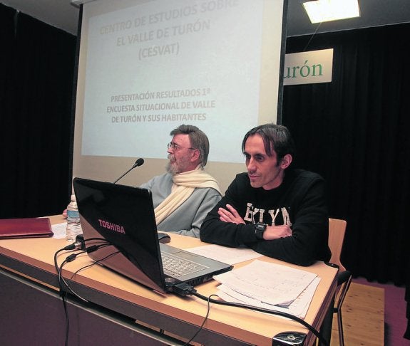Presentación del estudio sobre Turón, anoche, en el Ateneo. :: j. m. pardo