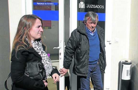Los padres de la niña acosada, ayer, a la salida de los juzgados. :: j. c. román