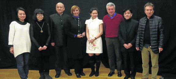 La delegación china, encabezada por Shan Senghong (segundo por la derecha) fue recibida por el concejal de Cultura, Carlos Rubiera,  y los responsables de Feten, Marián Osácar y Humberto Fernández. 