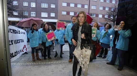 Graciela Blanco a la entrada de Cruz Roja, donde se encontró una protesta de los trabajadores del ERA.