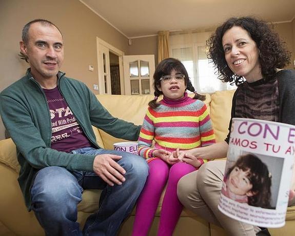 Elena, junto a sus padres, José Antonio Barreiro y Marta Cienfuegos, en su casa de Valdesoto. 