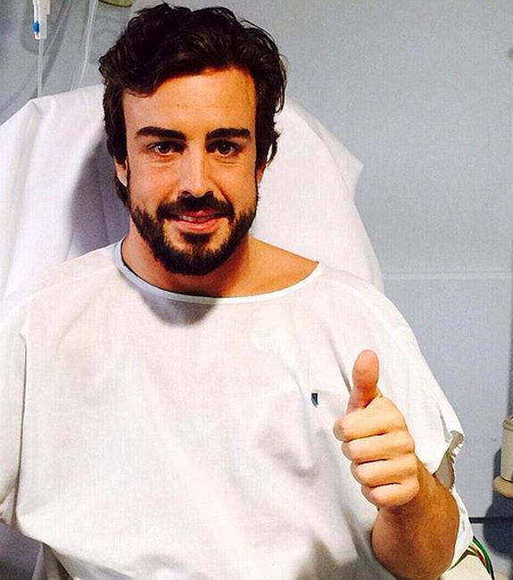 Fernando Alonso saluda desde su cama del hospital en una imagen sibuda a Twitter por su representante. 