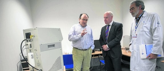 El consejero de Sanidad, Faustino Blanco, y el gerente del área IV, Manuel Matallanas, escuchan las explicaciones durante su visita al departamento técnico de Silicosis en el nuevo HUCA.