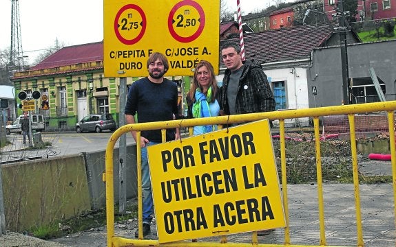 Ripa, Rosa Espiño y Elías López, ayer, junto a las obras del soterramiento de FEVE en Langreo.