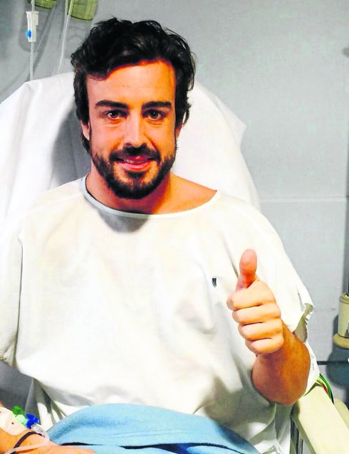 Fernando Alonso, ayer, en el Hospital de Sant Cugat. :: luis García abad