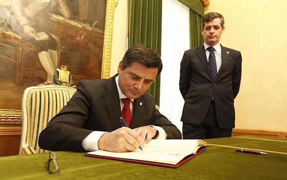 Pedro Sanjurjo y Rafael Felgueroso, esta mañana en el Ayuntamiento de Gijón. 