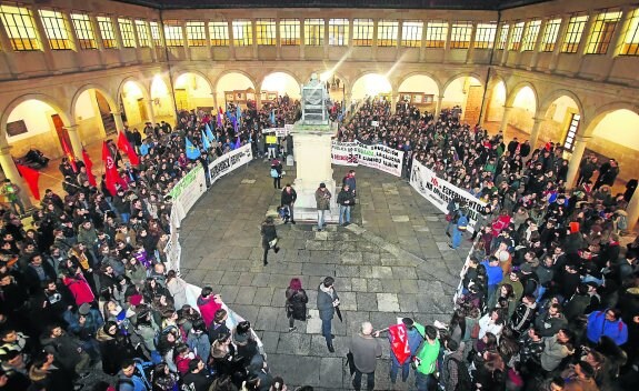 Los estudiantes que participaron en la marcha de protesta contra la reforma universitaria, a su término, en el Edificio Histórico.