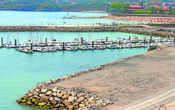 Vista parcial del nuevo puerto de Luanco. :: P. G.-P.