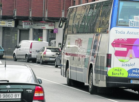 Un autobús en dirección a Gijón, a su paso por Riaño. 