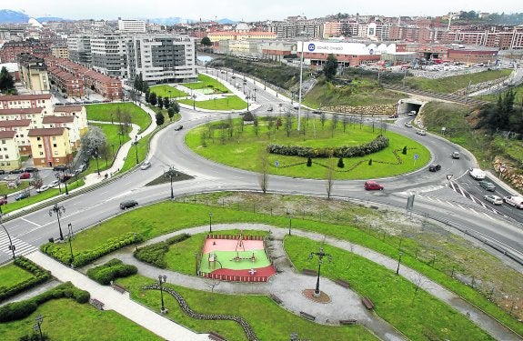El Principado propone salvar la glorieta de Luis Oliver con un paso elevado. 