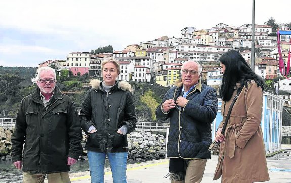 Cristina Coto visitó ayer Lastres para denunciar la reducción del reparto de cuota de la xarda. :: nel acebal