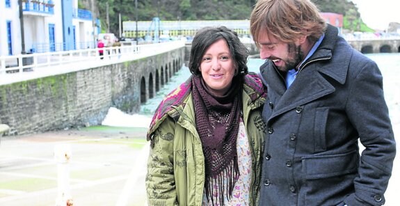 Estafanía Torres y Daniel Ripa, ayer, en Cudillero. :: i. g.