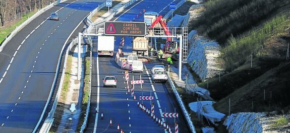 La pasada semana se seguía trabajando en las labores para subsanar los hundimientos surgidos en la A-8 entre Buelna y Santiuste. :: nel acebal