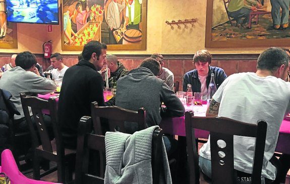 Los jugadores, ayer en la comida en El Chigre. :: real avilés