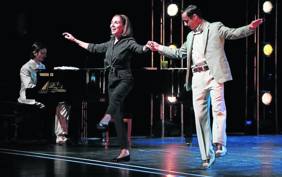 Ana Belén baila en escena durante la representación de 'Kathie y el hipopótamo'. :: marieta