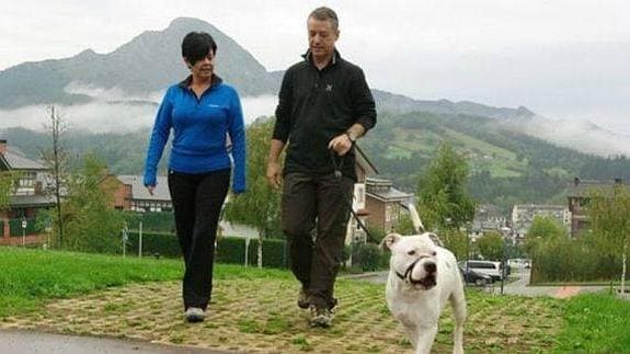 Urkullu y su mujer pasean con su perro ‘Atx’ el día de reflexión de las pasadas elecciones autonómicas
