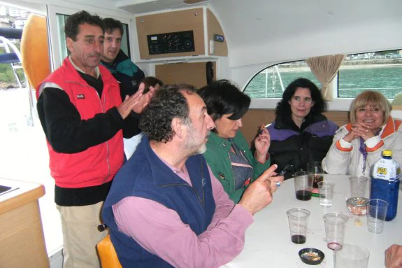 El Chanca, primero por la izquierda, con chaleco rojo, junto a unos amigos, en un barco que participó en la Kopa Amérika en 2009. :: carmen del soto