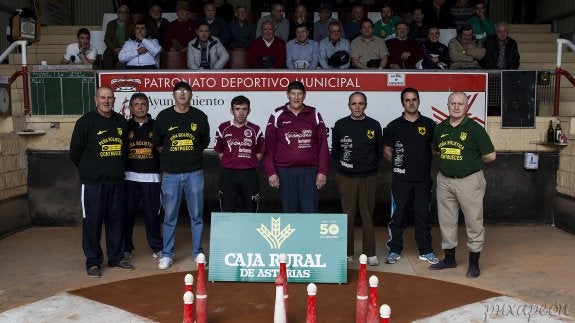 Manolín y Lolo, en el centro, acompañados por Atilano y Héctor, a la derecha, y los jueces y armadores en la bolera de Contrueces. :: G. F. B.