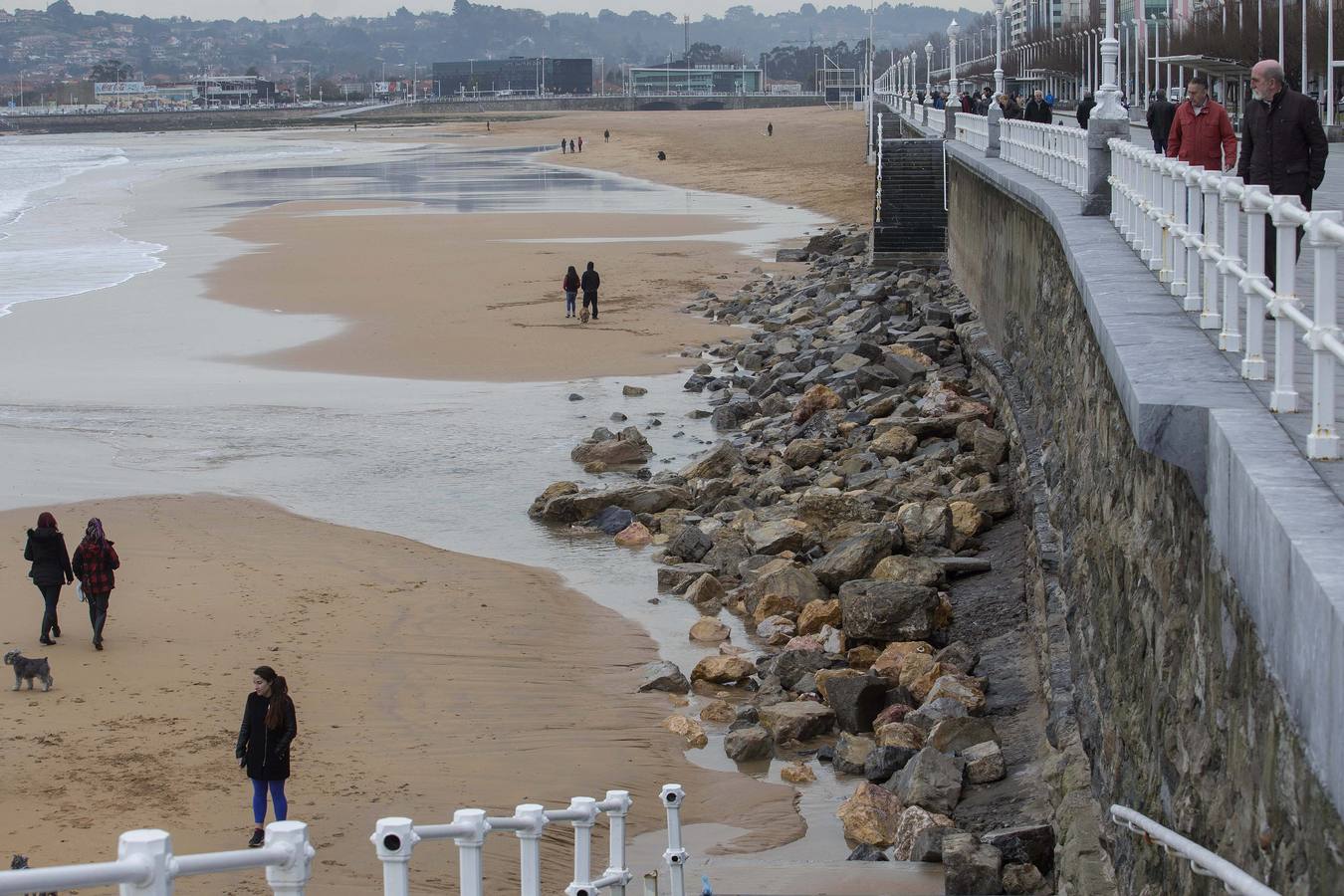 El pedrero de la playa de San Lorenzo, al descubierto tras el último temporal.