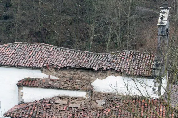 El tejado de la ermita de Nuestra Señora de Miravalles se vino abajo. :: J. M. Pardo