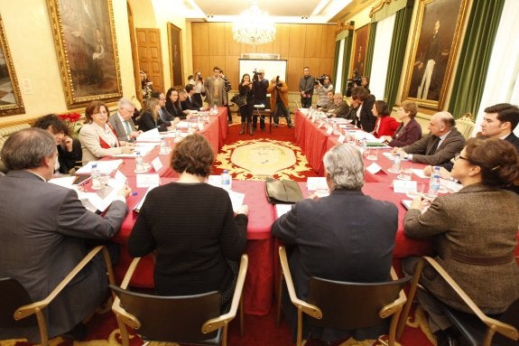 Reunión del consejo de administración de Gijón al Norte. De espaldas, presidiendo, Manuel Niño, Carmen Moriyón, Julio Gómez-Pomar y Belén Fernández. 