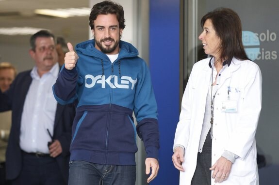 Fernando Alonso saluda sonriente a su salida del hospital el 25 de febrero, tres días después del accidente. 