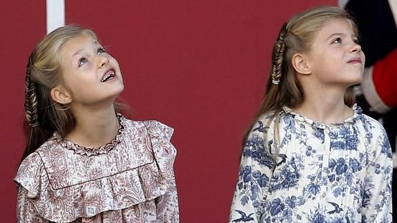 La Princesa de Asturias y su hermana el día del desfile de la Fiesta Nacional. 