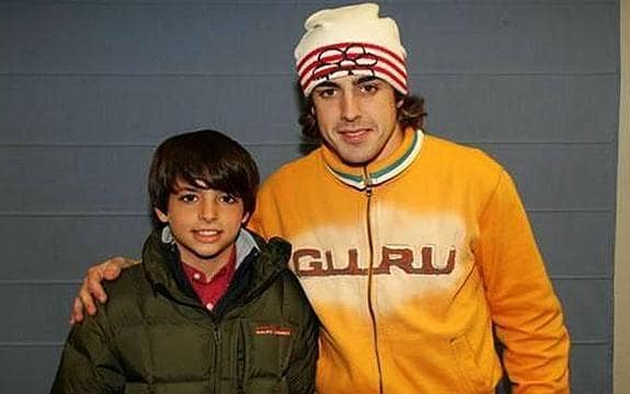 Alonso posa con Carlos Sáinz cuando este era aún un niño. 
