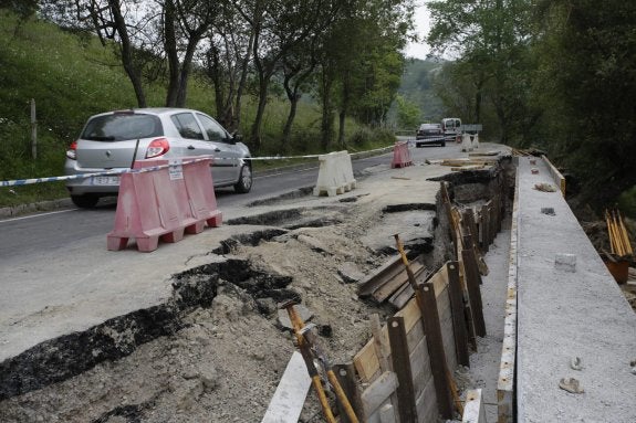 Durante los dos últimos veranos ya se han realizado trabajos de mejora en la carretera a los Lagos. 