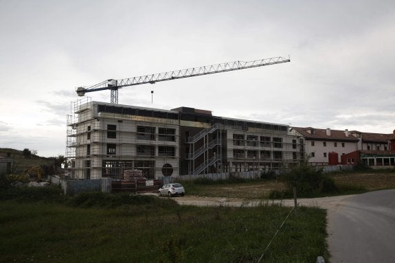 Las obras de ampliación del Hotel Kaype permanecen paradas desde hace meses por orden judicial. 