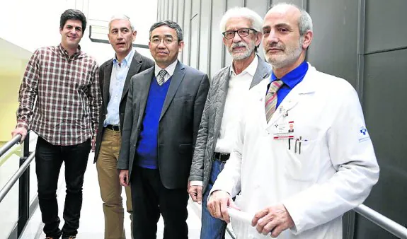 De izquierda a derecha, los doctores Marcos Pérez Basterrechea, Elías Delgado, Yong Zhao, Jesús Otero y Miguel Rodríguez, ayer, en el HUCA, minutos antes de la rueda de prensa. 