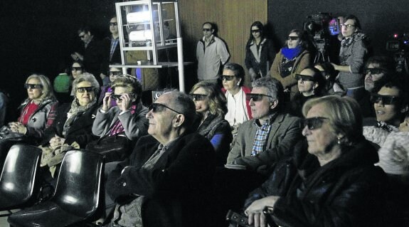 El visionado de las imágenes exige gafas polarizadas. Ayer, durante la presentación