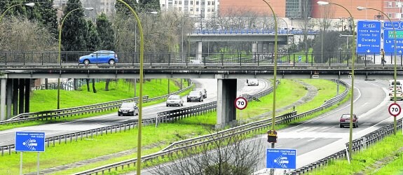 Radar municipal en la A-66a de acceso a Oviedo, en un tramo limitado a 70 kilómetros por hora. 