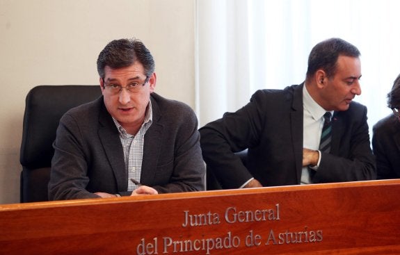 Ignacio Prendes y Fernando Lastra, ayer, al inicio de la reunión de la 'comisión Villa'. 