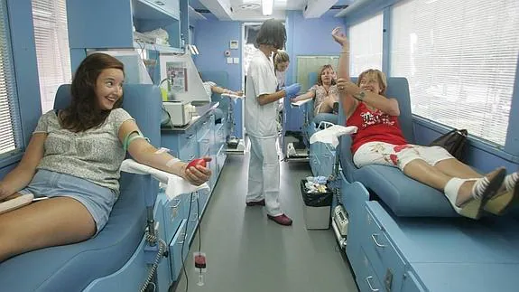 Donación de sangre en una unidad móvil en Gijón.