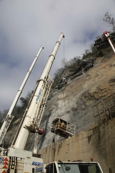 Dos grúas de grandes dimensiones ayudan a que el trabajo en la ladera de Parres sea más rápido. 