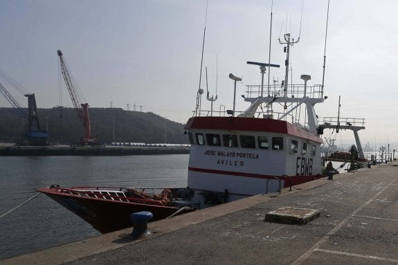 El 'José Balayo Portela', del mismo armador que el 'Santa Ana', amarrado a puerto en Avilés ayer. 