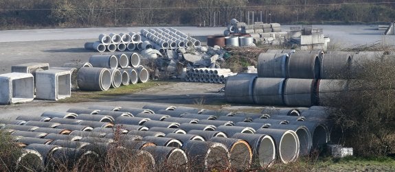 Una vista del aspecto actual de la campa de la fábrica de San Claudio de El Caleyo Nuevas Tecnologías, donde aún hay existencias en liquidación. 