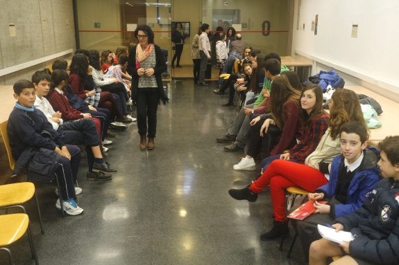 Los estudiantes del primer consejo infantil, ayer, en el CM El Coto, antes de empezar. 