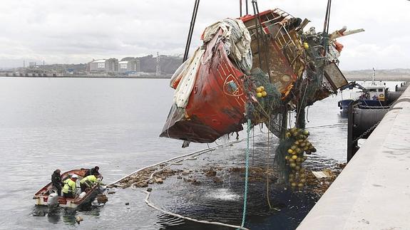 Operación para el traslado a tierra del 'Santa Ana', el pesquero en el que fallecieron ocho marineros al hundirse frente al Cabo Peñas