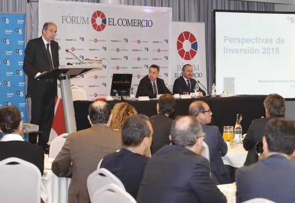 Cirus Andreu, durante su intervención. En la mesa, le escuchan el director de EL COMERCIO Iñigo Noriega y el de SabadellHerrero, Pablo Junceda. 