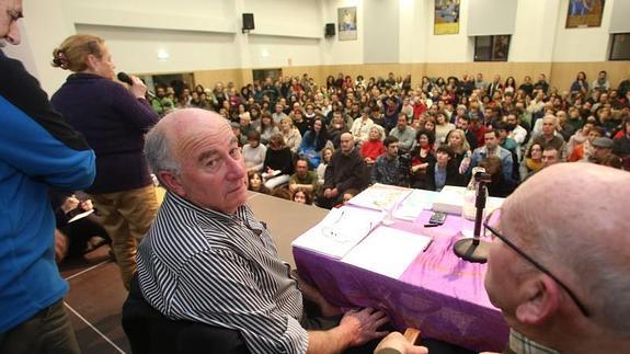 Josep Pàmies, ayer, en un salón de actos del colegio Jovellanos abarrotado de público.