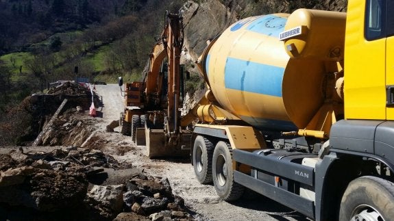 Trabajos, junto al puente de Tuña, en el hundimiento que se produjo en la AS-310. 