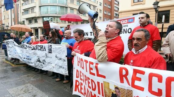 Concentración frente al Hotel de la Reconquista para pedir la readmisión de los trabajadores despedidos