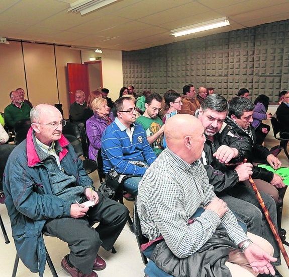 Asistentes a la asamblea que sobre la contaminación se desarrolló en el Ateneo de La Calzada. 
