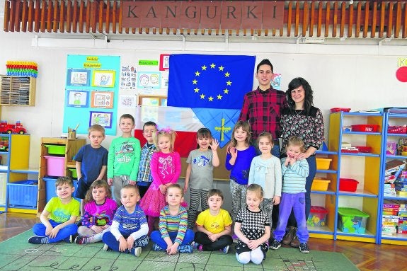 Alejandro y Aida, acompañados de los niños con los que trabajan.