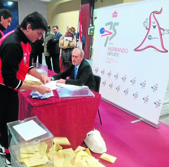 El notario Ricardo Serrano, en pleno recuento de votos de la asamblea grupista. 